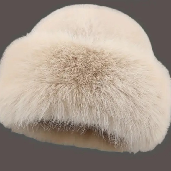 Accessories - Elegant Cream Fur Hat